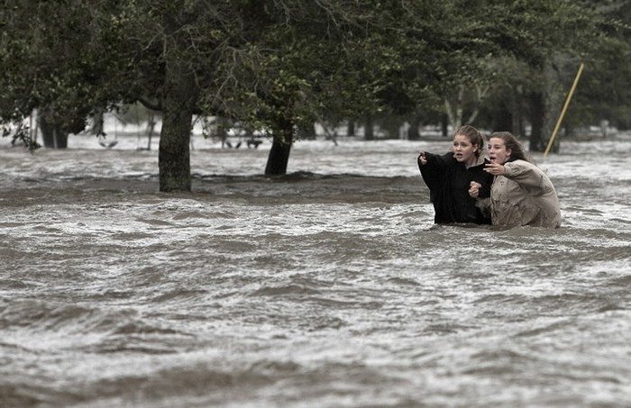 Bão nhiệt đới gây ra lũ lụt ở Mandeville, Louisiana, Mỹ.